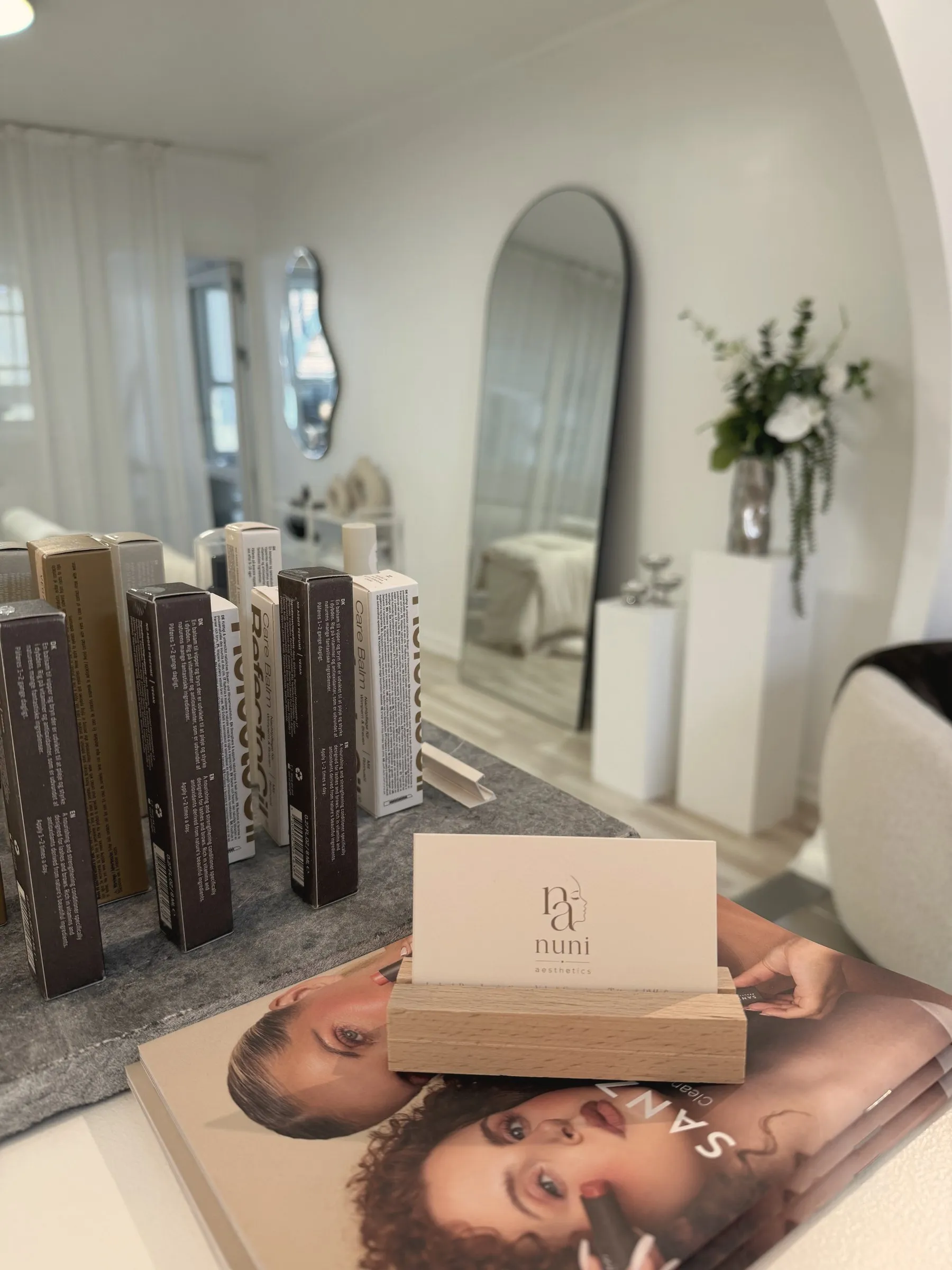 Visitkort og produkter i Nuni Aesthetics' klinik i Åbyhøj